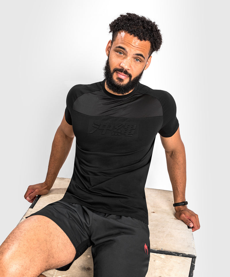 Camiseta Venum Okinawa 3.0 - Negro/Rojo