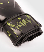Guantes de Boxeo Venum Impact - Negro/Amarillo Fluo Foto 5