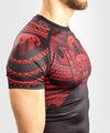 Camiseta de compresión Venum Nakahi - Manga corta - Negro/Rojo