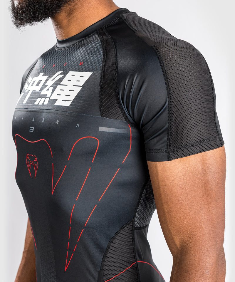 Rashguard Venum Okinawa 3.0 - Manga corta - Negro/Rojo