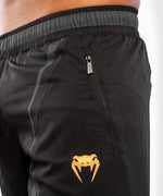 Shorts deportivos Venum Athletics - Negro/Dorado