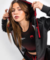 Sudadera con capucha Venum UFC Performance Institute - Para mujer - Negro/Rojo