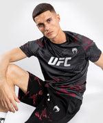 Camiseta UFC Venum Authentic Fight Week 2.0 Dry-Tech - Negro/Rojo