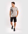 Camiseta Venum Giant - Gris/Negro Foto 6
