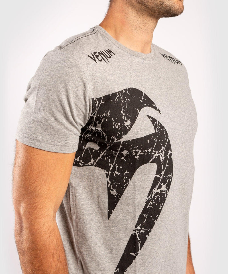 Camiseta Venum Giant - Gris/Negro Foto 4